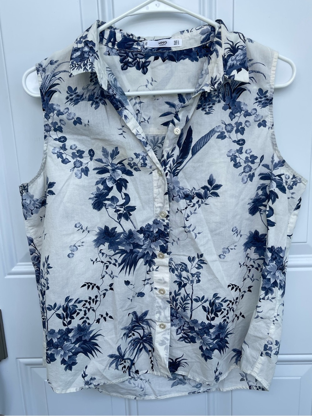 Mango Sleeveless Floral Button-Front Blouse in Navy and Cream Large